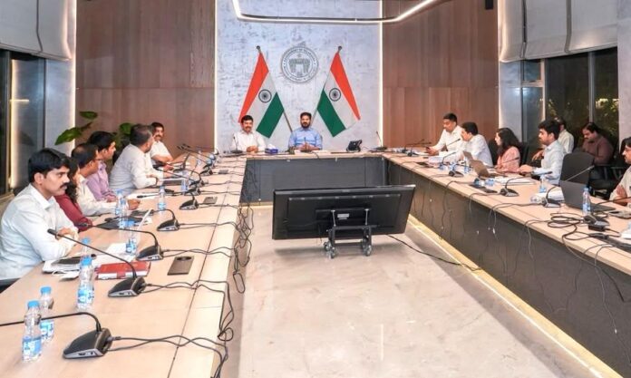 2059436-cabinet-meet.jpg