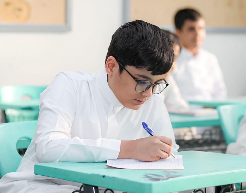 حظر تدريس المناهج الدراسية والخطط غير المعتمدة في جميع المدارس