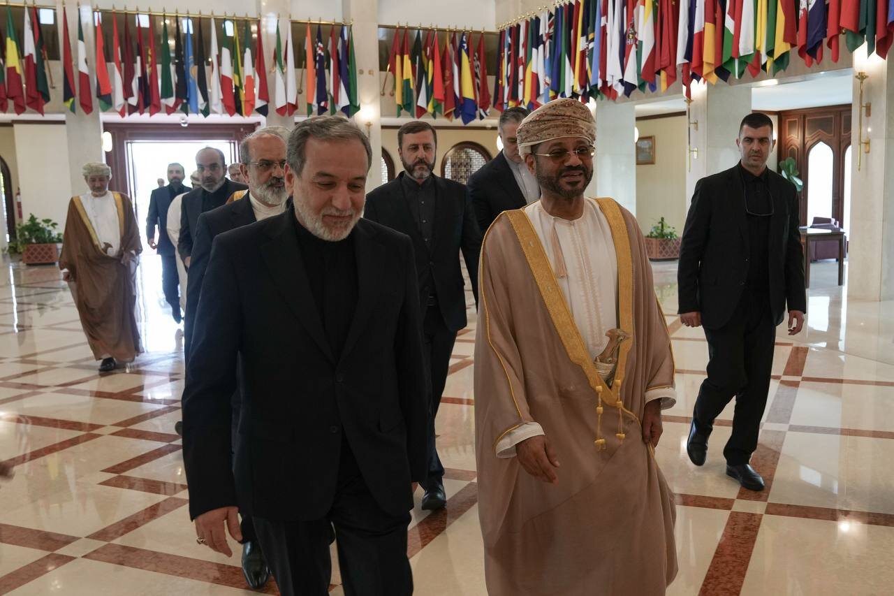 Araghchi meets Omani counterpart to discuss Hormuz shipping arrangements