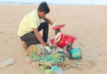 His Beach Cleanup Story Inspired 20 Youth To Remove 5 Tonnes of Plastic From Odisha’s Shore