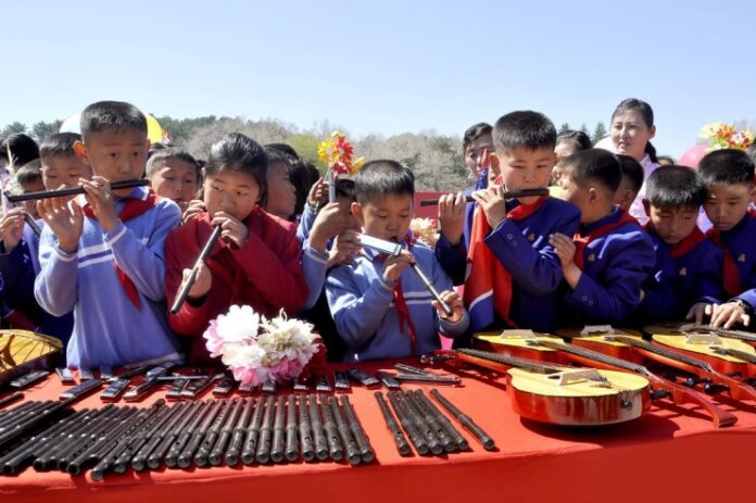 kim-jong-un-gift-instruments-flood-schools-696x463.jpg