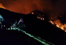 Monte Barone in fiamme: “Solo la pioggia può salvarci”. Strade chiuse, famiglie allertate a Coggiola