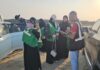 صور.. 70 متطوعًا يوحدون جهودهم لصون المانجروف وتنظيف شاطئ الزور