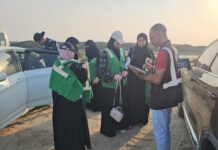 صور.. 70 متطوعًا يوحدون جهودهم لصون المانجروف وتنظيف شاطئ الزور