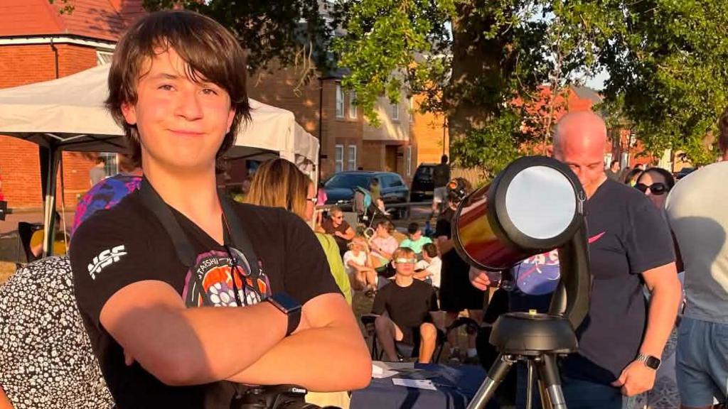 Hundreds attend teenager’s eclipse party
