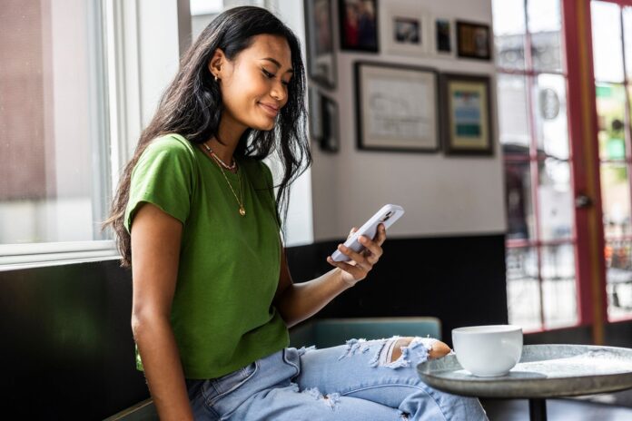Woman-using-smart-phone-at-coffee-shop_MoMo-Productions.jpg