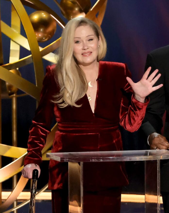 0922_christinaapplegate_01-812x1024.jpg
