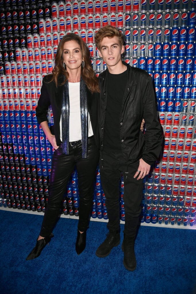 0922_cindycrawford_presleygerber_01-683x1024.jpg