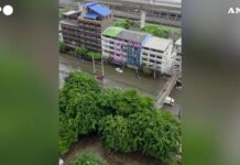 Le strade diventano canali: a Bangkok si viaggia in moto d’acqua