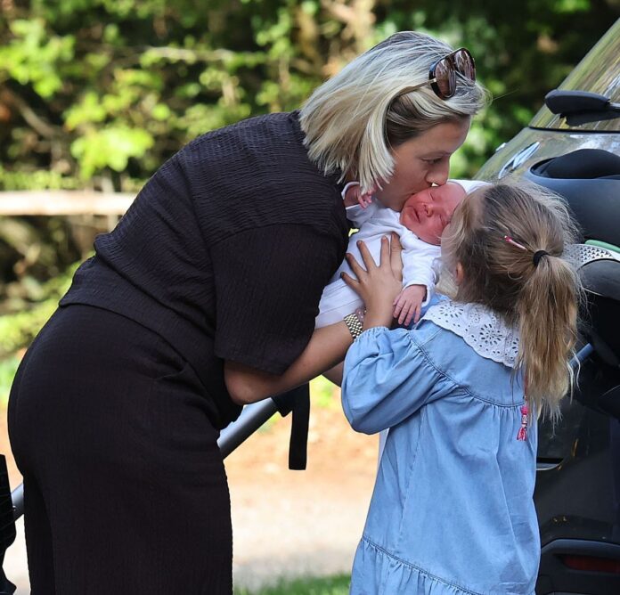 1_EMB-PAY-Excl-EXCLUSIVE-Kelsey-Parker-is-pictured-with-her-newborn-daughter-River-for-the-first-time-mark.jpg