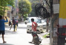 Tangled Overhead Cables Pose Safety Hazard Ahead of Ganesh Immersion
