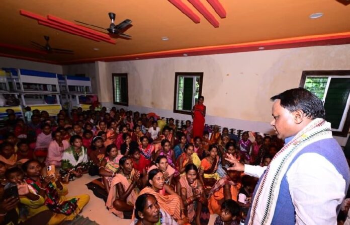 2093983-cm-majhi-interacting-with-floo-affected-people-in-odishas-koraput-on-sunday-1.jpg