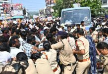 Police Push Away Secretariat Staff from Dharna Chowk