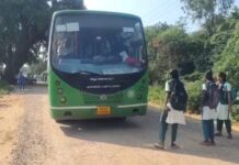 Koppal Girl Student Stops Bus After It Fails To Halt For Students, Video Goes Viral