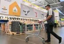 Why is the Swiss government opposing stricter neutrality rules?