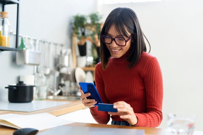 business-woman-doing-online-payment-with-credit-card-and-cell-phone_-Westend61.jpg