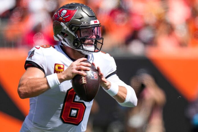 drops-back-throw-first-quarter-141260618.jpg