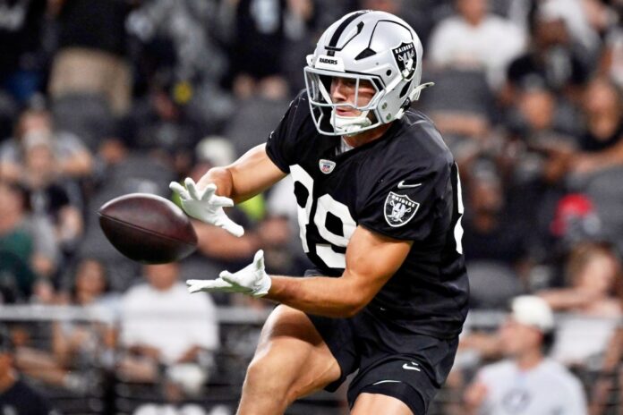 las-vegas-raiders-tight-end-141614614.jpg