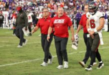 Baker Mayfield suffers dislocated thumb as Buccaneers’ nightmare start worsens