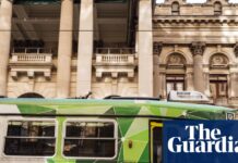 Labor promises $30 weekly cap for Victorian public transport amid push for free travel