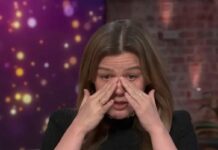 Kelly Clarkson left mortified after awkward ‘Pretty Woman’ moment in Brooklyn’s Art of Play