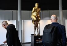 Nude Trump sculpture sparks political controversy at European Parliament