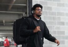 Marcus Davenport asks for release after 12 snaps with Bears — and then retires