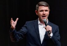 Talarico rally warmup act calls for abolishing ICE, contrasting Senate hopeful’s message