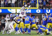 Peyton, Eli Manning go off on refs for ‘icing’ the Rams at game-deciding moment