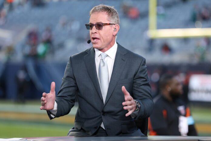 espn-commentator-troy-aikman-looks-143877350_0e569f.jpg