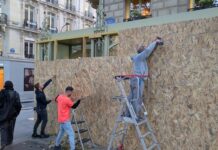 Paris museums close, shops build barricades ahead of more protests