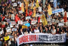 Thousands rally in Turkiye over journalist arrests, media shutdowns