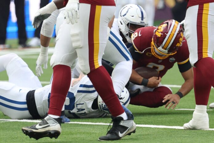 indianapolis-colts-defensive-end-laiatu-143733520.jpg
