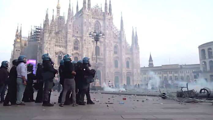 italy-clashes-milan-cathedral.jpg