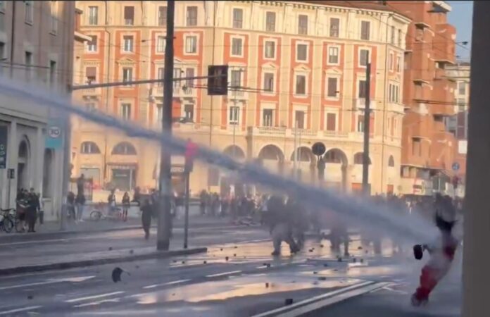 moment-italian-cops-use-water-146095850.jpg