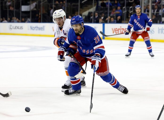 new-york-islanders-center-bo-142115397.jpg