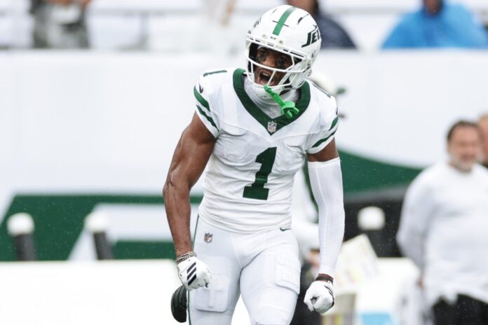 reacts-nfl-football-game-green-141865137.jpg