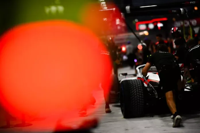 the-haas-f1-pit-crew-practice-.webp